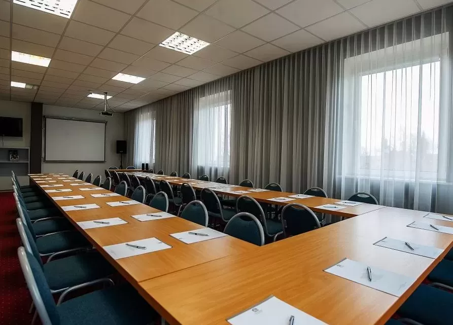 Jakie hotele konferencyjne w Białymstoku oferują pokoje z zestawem do parzenia kawy i herbaty?