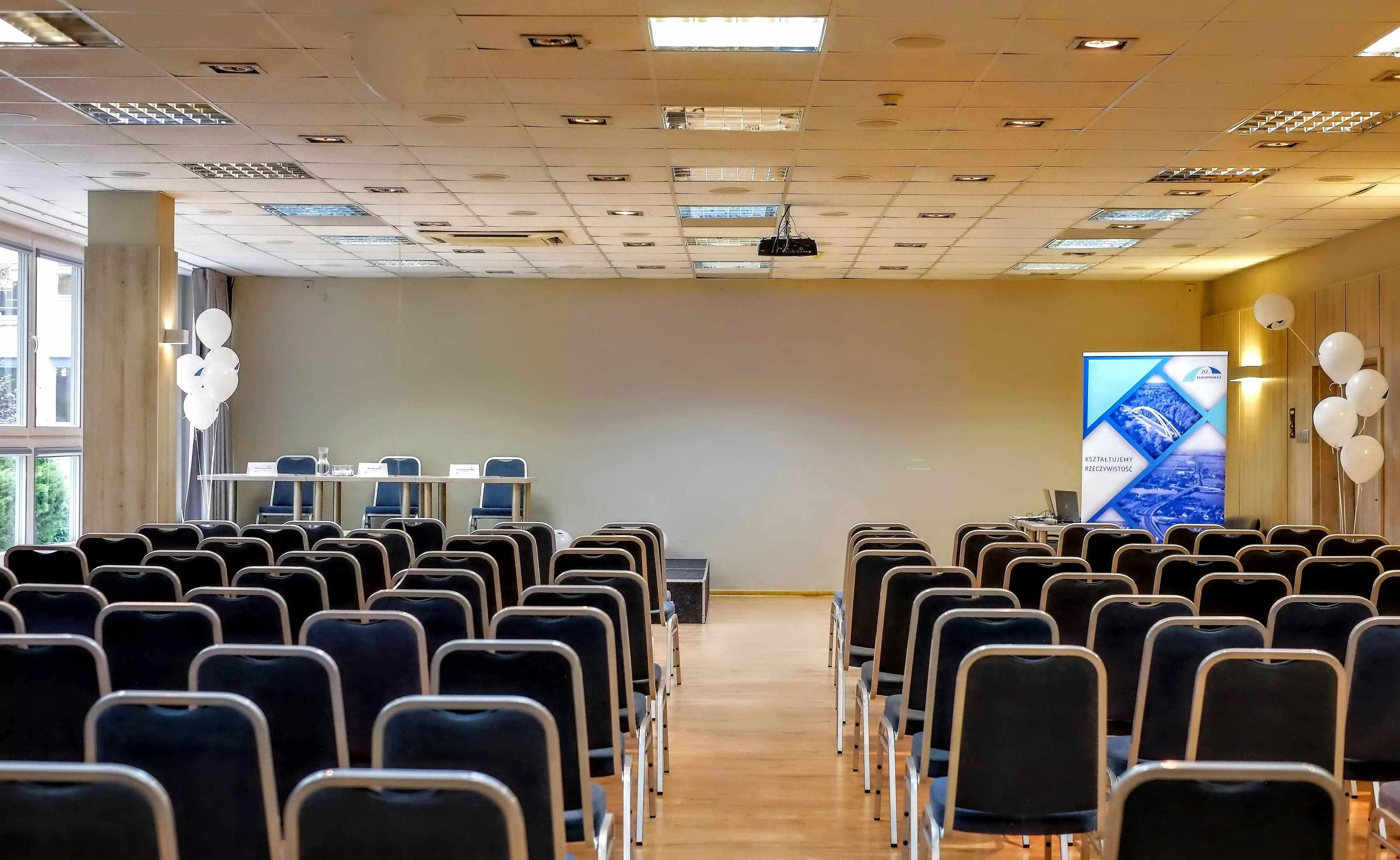 Które obiekty konferencyjne w Gdańsku posiadają duże parkingi dla uczestników wydarzeń?