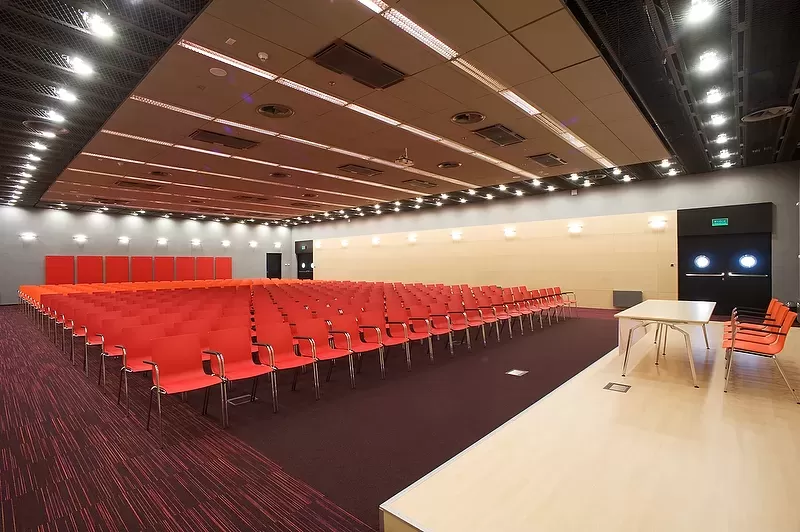 Jakie sale konferencyjne w Gdańsku oferują przestrzeń zewnętrzną na dodatkowe atrakcje?