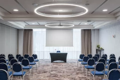Jakie hotele konferencyjne w Gdańsku oferują przestronne lobby idealne na networking po wydarzeniu?