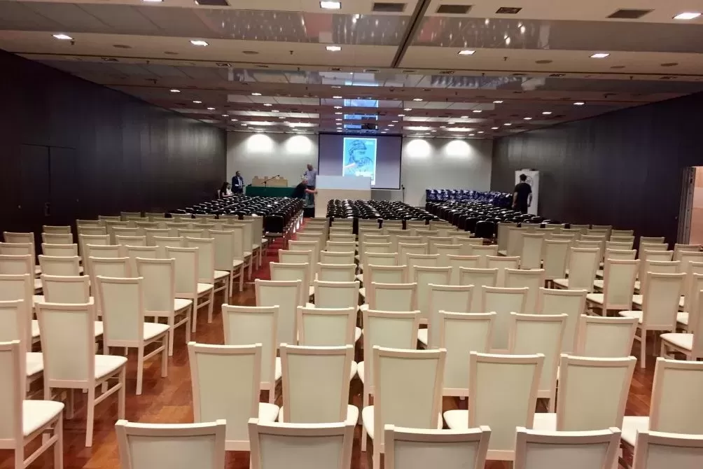 Które obiekty konferencyjne w Krakowie mają możliwość aranżacji sali na duże spotkanie integracyjne?