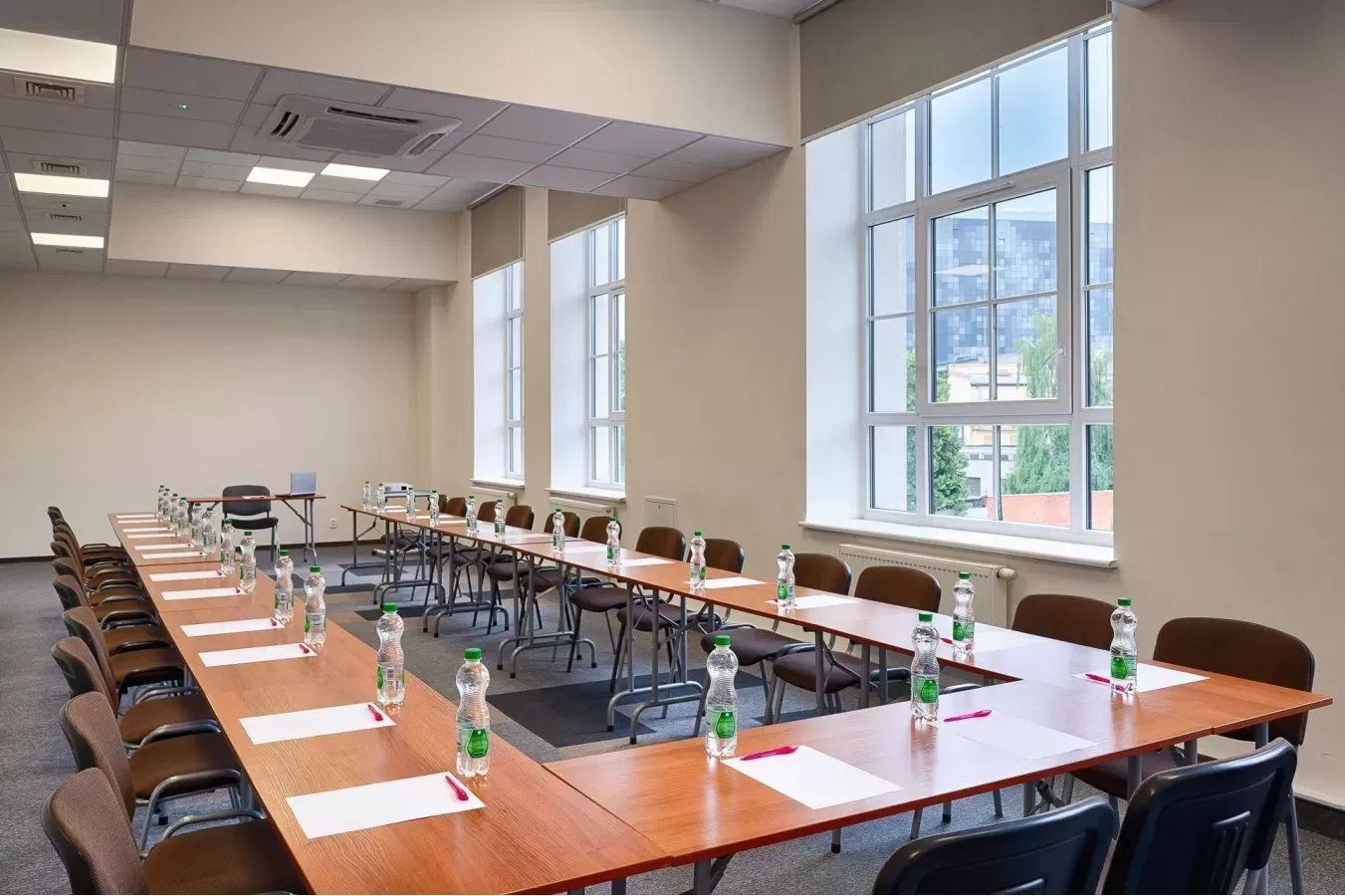 Gdzie w Łodzi znaleźć tanią salę konferencyjną z szybkim dostępem do Internetu?