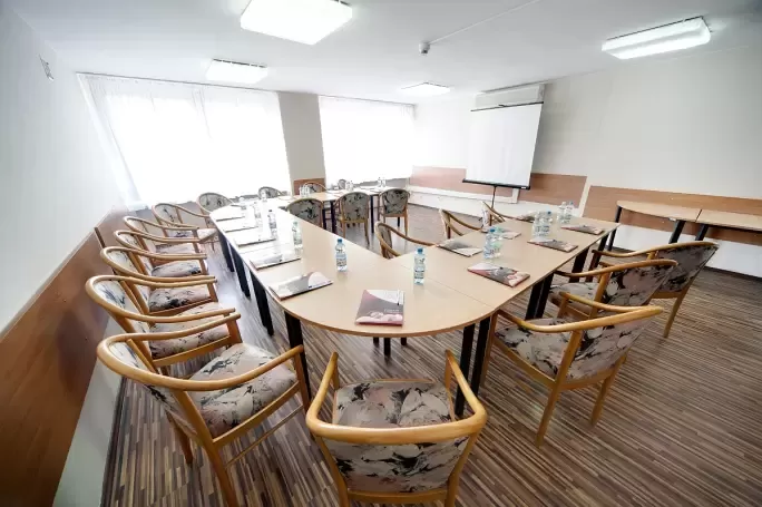 Które hotele w Łodzi oferują tanie sale konferencyjne?