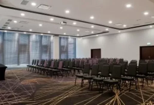 Gdzie w Łodzi można wynająć hotel z basenem dla dużej konferencji firmowej?