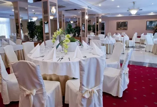 Które hotele konferencyjne z basenem w Łodzi oferują nocleg dla ponad 200 osób?