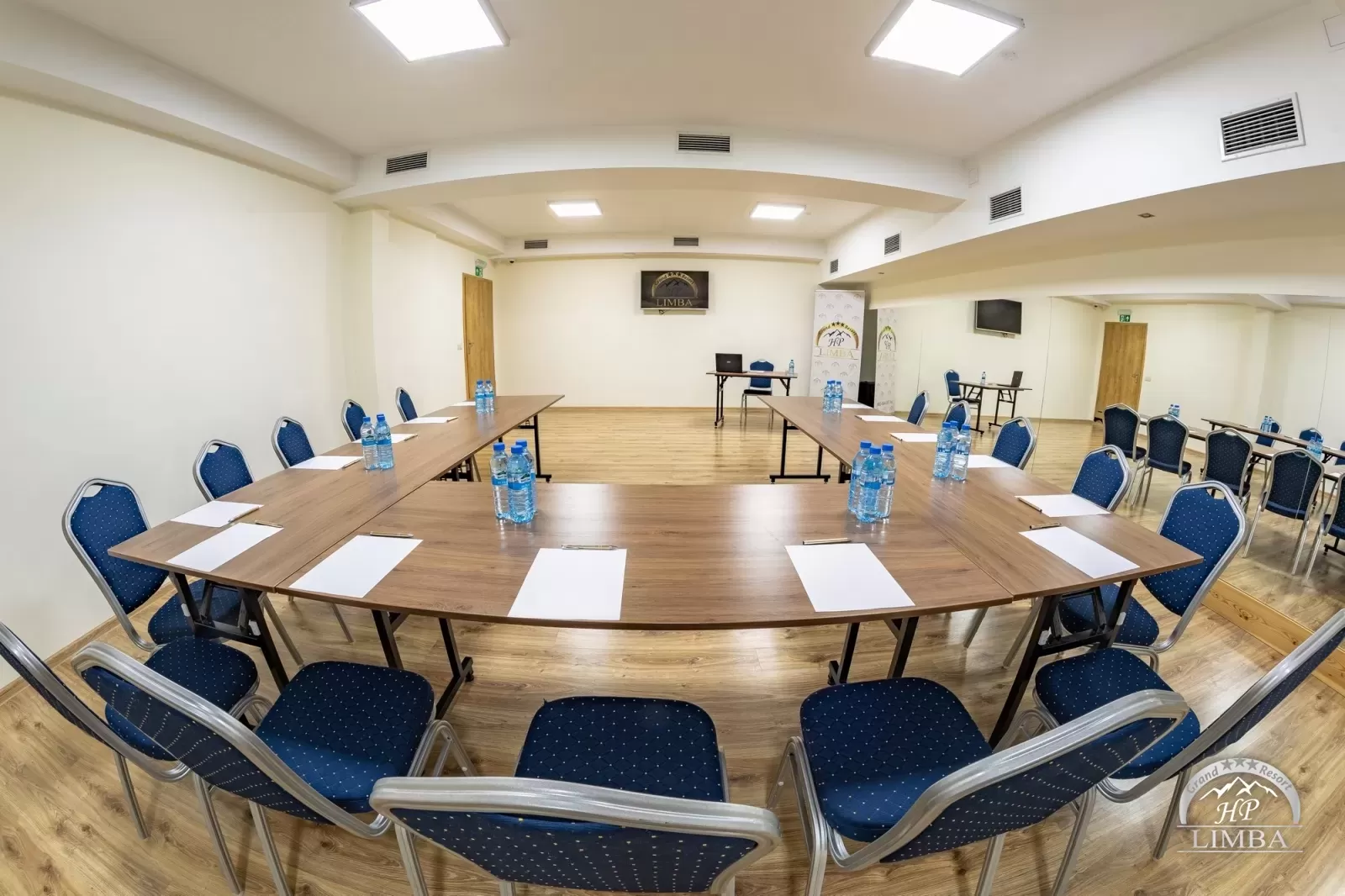 Które kameralne przestrzenie szkoleniowe na terenach górskich dostępne są z pełnym wyposażeniem w korzystnej cenie?
