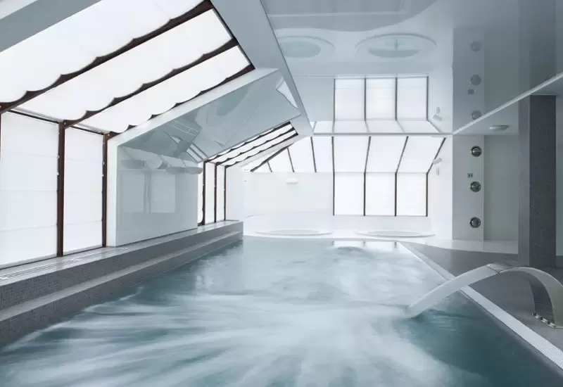 Jakie hotele konferencyjne na mazurach oferują dostęp do strefy wellness z jacuzzi?