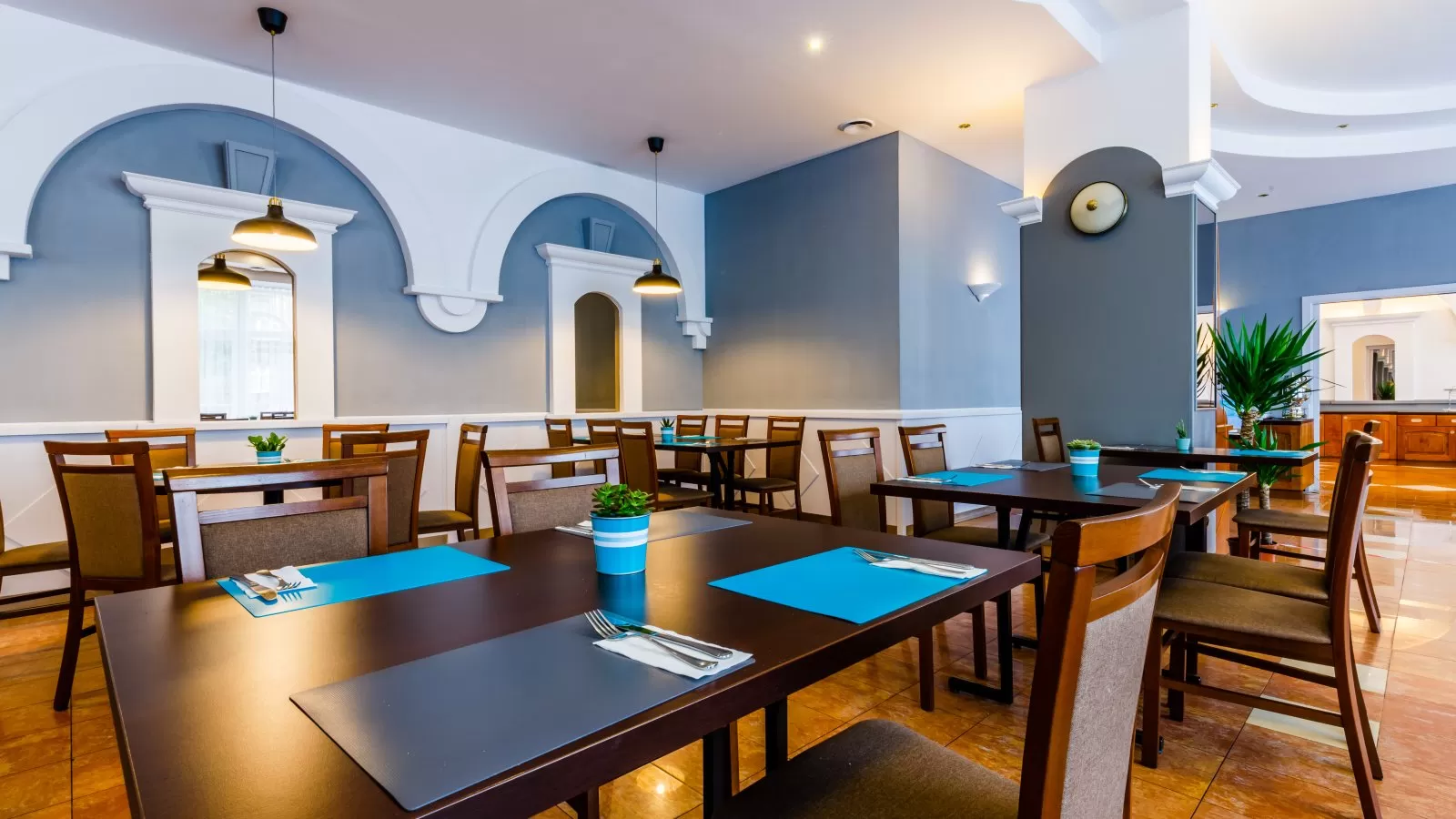 W jakich godzinach czynne są restauracje/bary hotelowe?