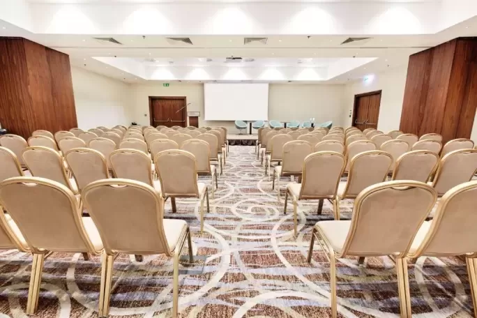 Gdzie w Rzeszowie można wynająć dużą salę konferencyjną dla 500 uczestników?