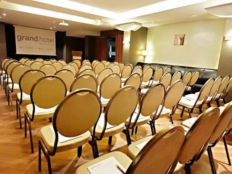Jakie hotele konferencyjne w Rzeszowie oferują dostęp do wypożyczalni rowerów dla gości?