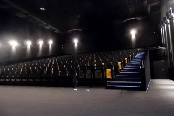 Jakie obiekty w Gdyni oferują przestronne sale konferencyjne z możliwością podziału na mniejsze części?