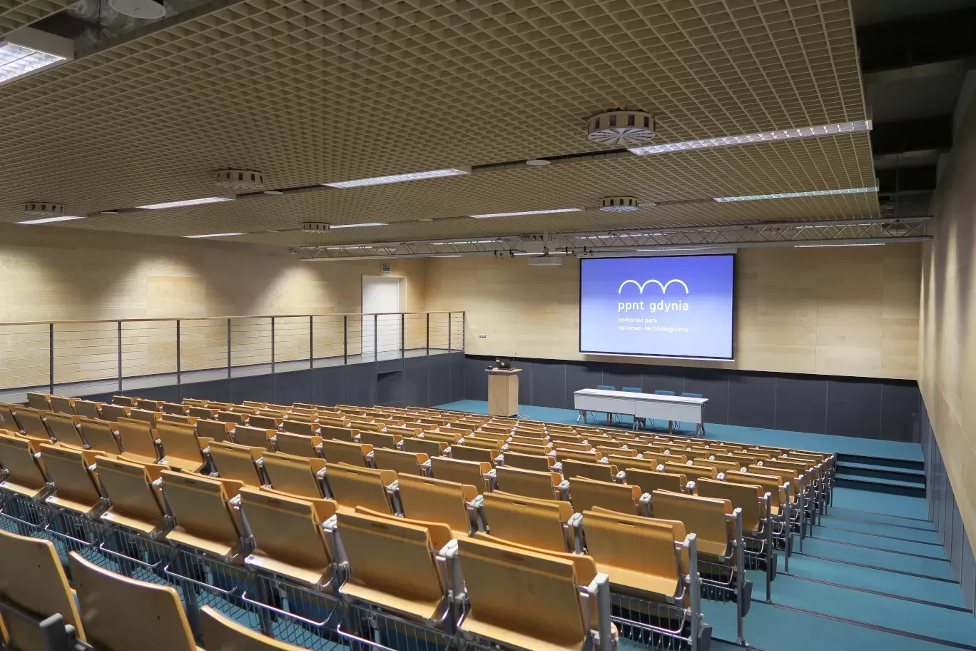 Jakie obiekty konferencyjne w Gdyni posiadają przestronne sale z naturalnym oświetleniem?