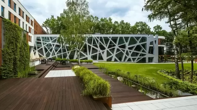 Które obiekty w mazowieckim posiadają pokoje z balkonem i widokiem na okolicę?