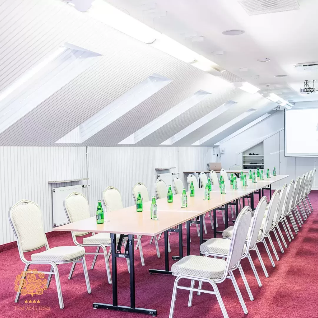 Które obiekty w Kielcach oferują sale konferencyjne z klimatyzacją?