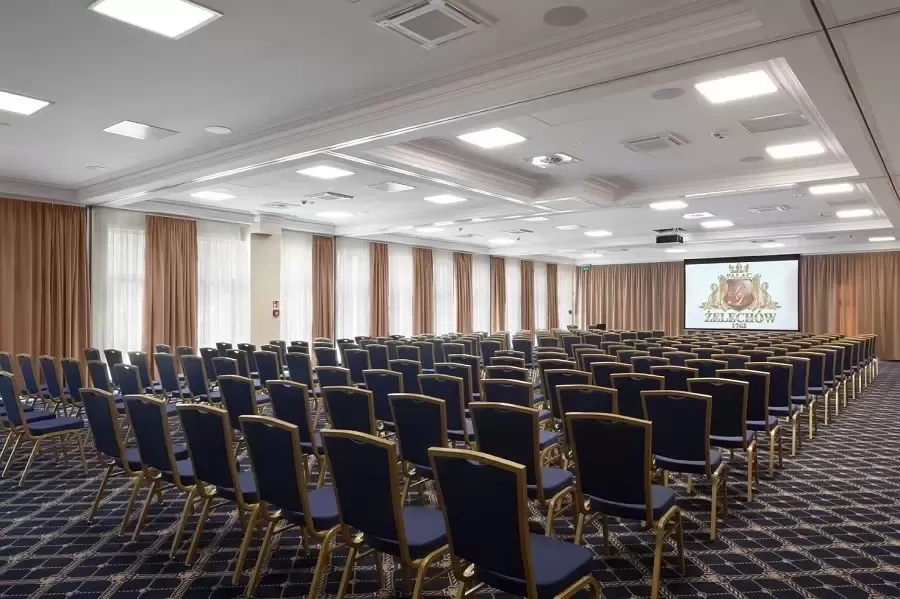 Które obiekty w mazowieckim oferują komfortowe warunki na konferencję dla 500 gości?