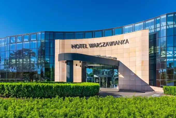 Które hotele konferencyjne z basenem w mazowieckim posiadają własny parking?