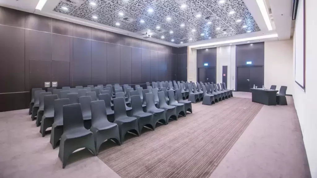 Gdzie w wielkopolskim można wynająć dużą salę konferencyjną dla 500 uczestników?