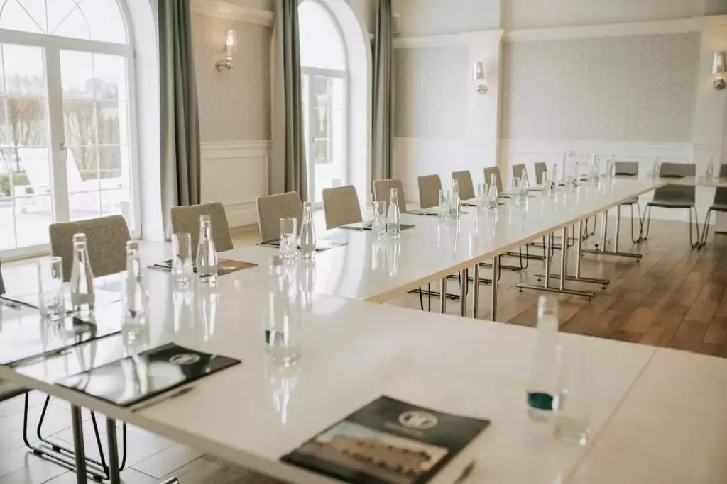 Jakie obiekty w Wielkopolsce oferują przestronne sale konferencyjne z możliwością podziału na mniejsze części?