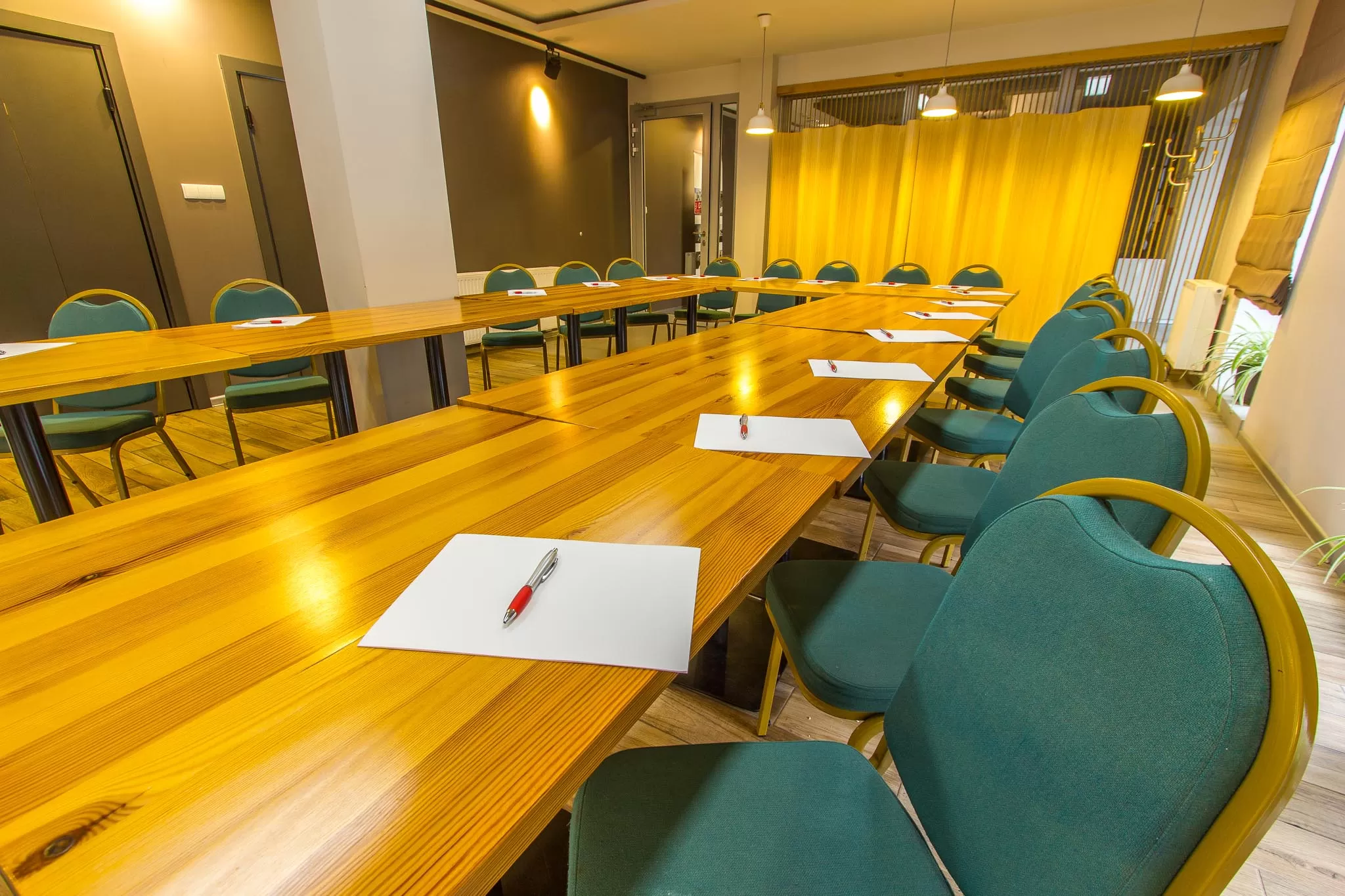 Jakie tanie sale konferencyjne w pobliżu Szlaku Piastowskiego oferują korzystne warunki dla kameralnych spotkań?