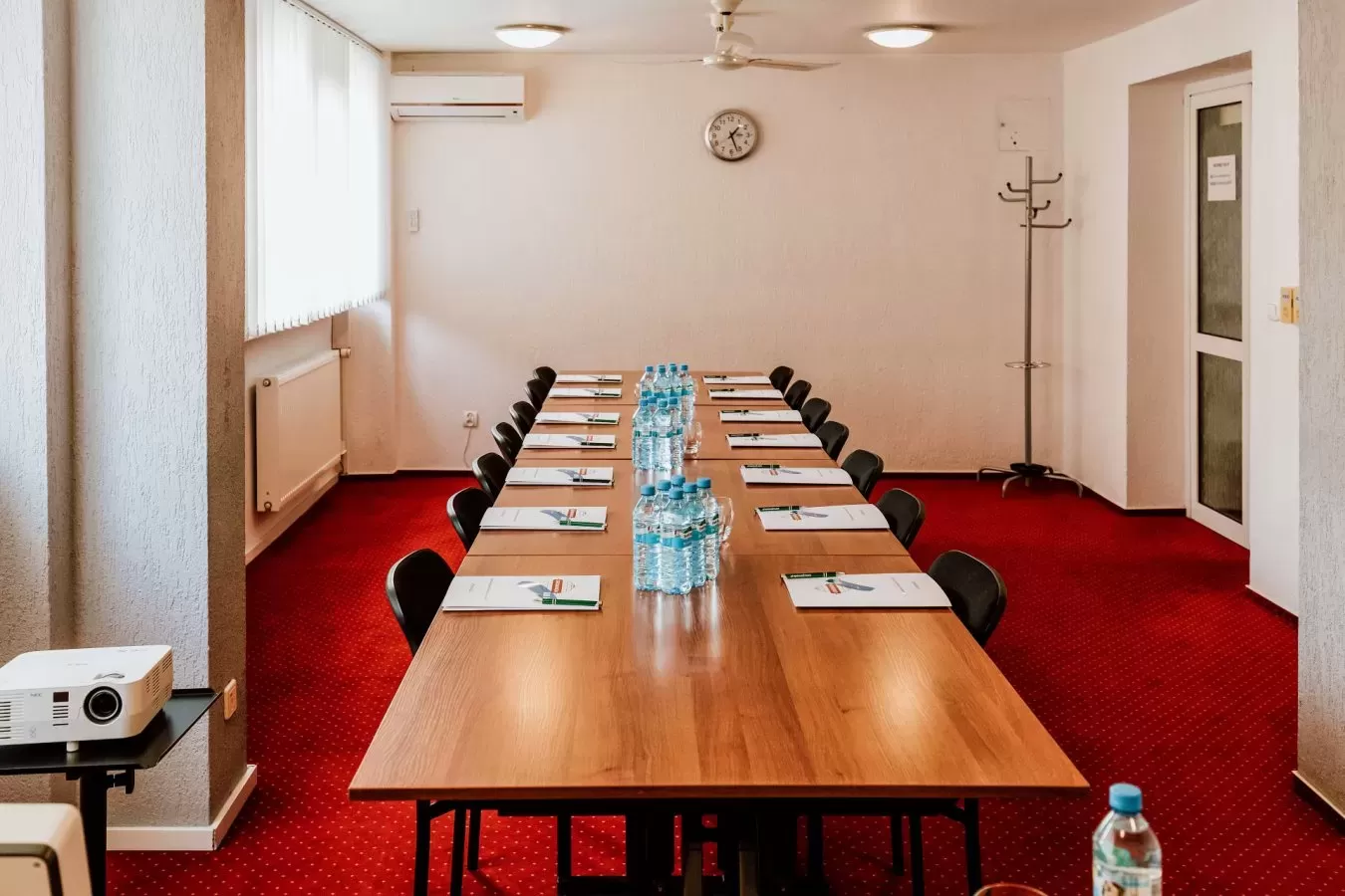 Jakie sale konferencyjne w wielkopolskim są dostępne na krótki wynajem w atrakcyjnych cenach?