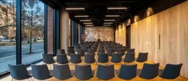 Które obiekty we Wrocławiu oferują sale konferencyjne na wynajem do 70 osób?