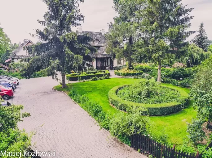 Które obiekty w lubelskim posiadają pokoje z balkonem i widokiem na okolicę?