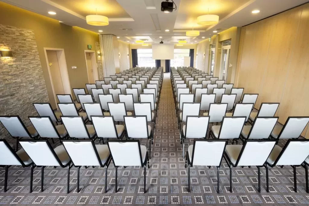 Jakie obiekty konferencyjne w pomorskim oferują sale konferencyjne w połączeniu z jacuzzi i sauną?