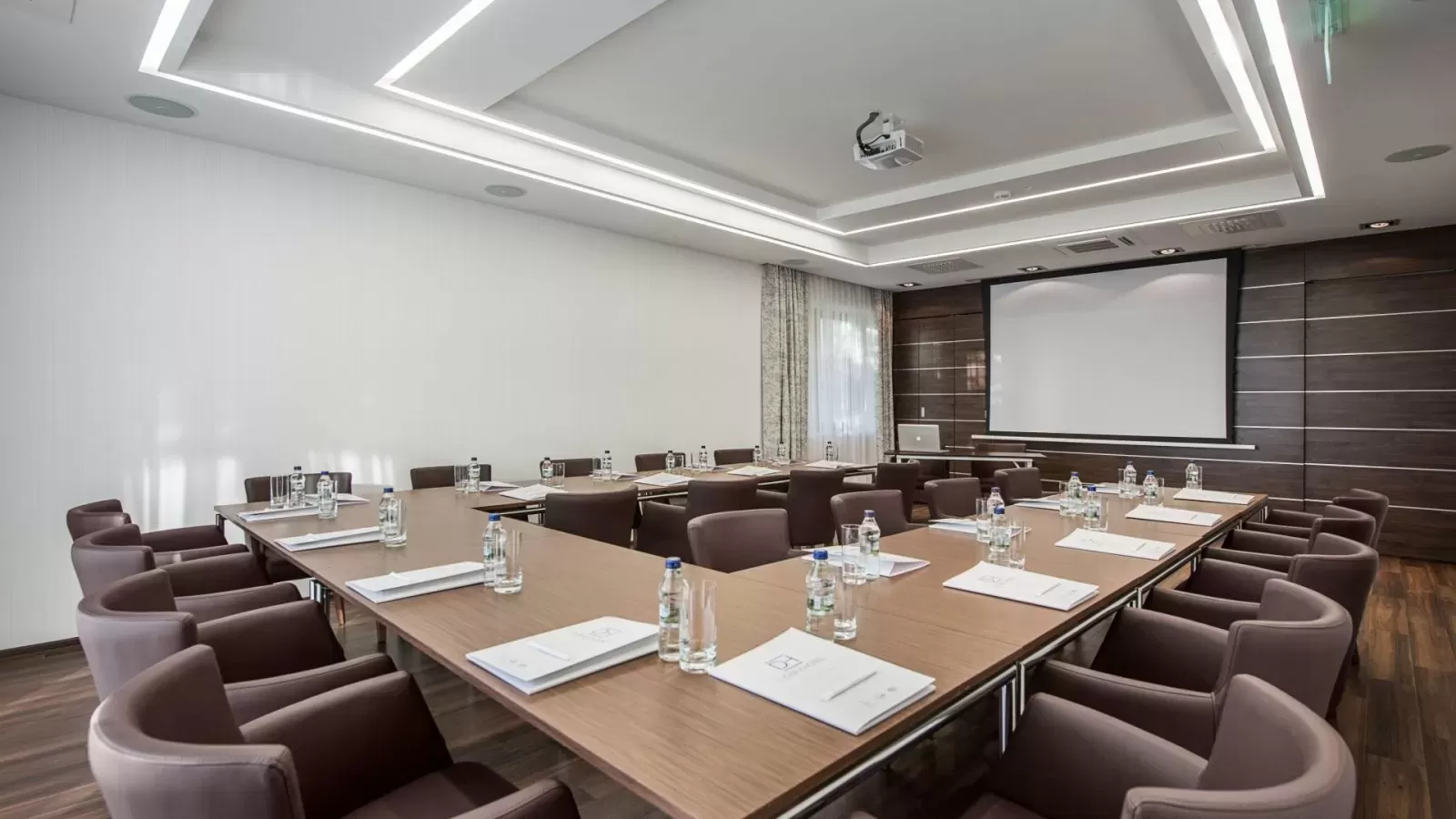 Jakie hotele konferencyjne w pomorskim posiadają kameralne sale dla 20-30 osób z basenem?