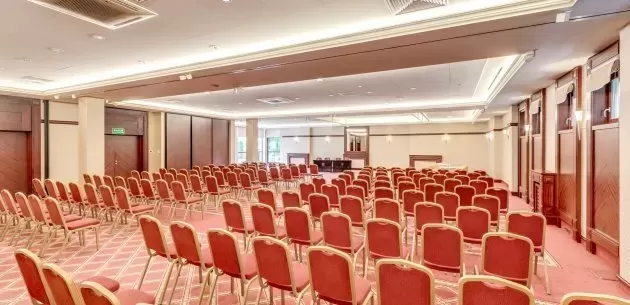 Które hotele konferencyjne z basenem w pomorskim oferują nocleg dla ponad 200 osób?