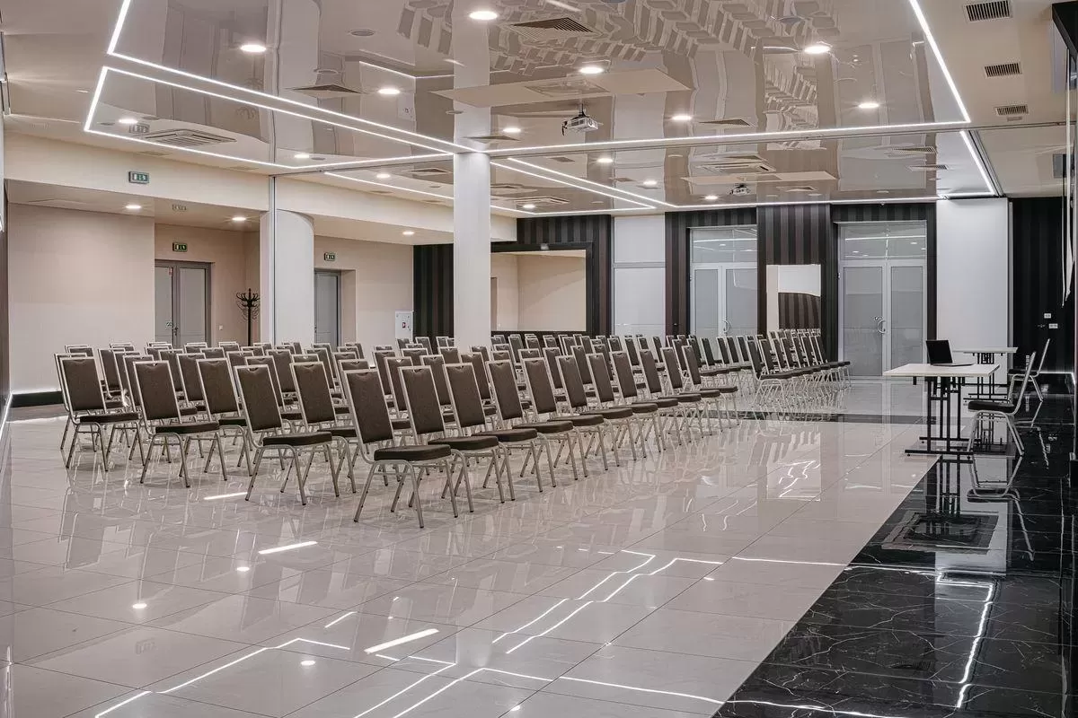 Jakie obiekty konferencyjne w świętokrzyskim posiadają przestronne sale z naturalnym oświetleniem?