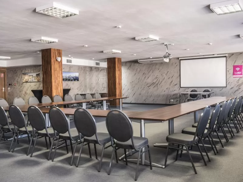 Które obiekty konferencyjne w świętokrzyskim posiadają noclegi w klimatyzowanych pokojach?