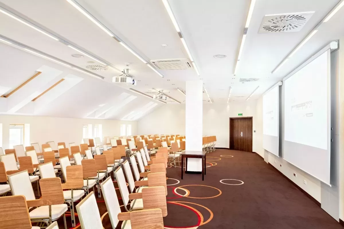 Jakie hotele konferencyjne w świętokrzyskim oferują pokoje z szybkim dostępem do Internetu?