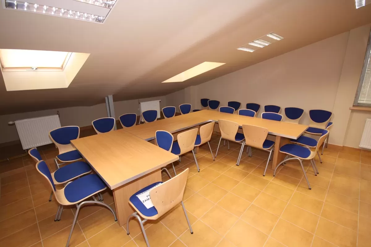 Jakie sale konferencyjne na terenie Podkarpacia oferują wynajem dla grup do 15 osób?