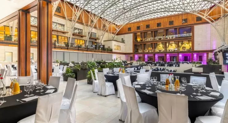 Które hotele konferencyjne z basenem w podkarpackim oferują nocleg dla ponad 300 osób?