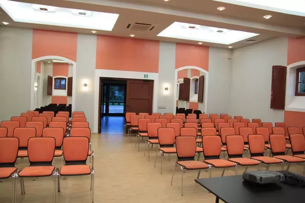 W którym hotelu konferencyjnym z basenem w sercu Bieszczadów warto zorganizować konferencję?