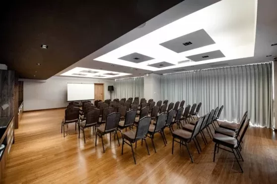Jakie sale konferencyjne w małopolskim są dostępne na krótki wynajem w atrakcyjnych cenach?
