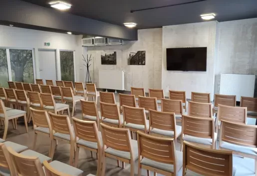 Jakie obiekty konferencyjne w sąsiedztwie Poznania i okolicznych miejscowości posiadają apartamenty dla uczestników konferencji?