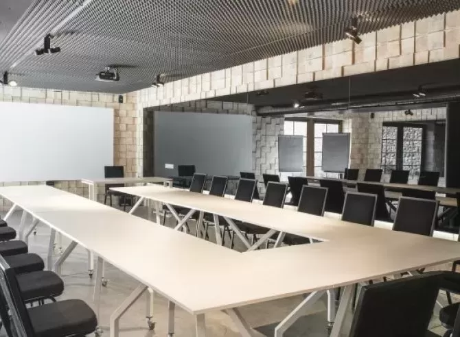 Które obiekty w wielkopolskim oferują noclegi dla 150 osób w komfortowo urządzonych pokojach?