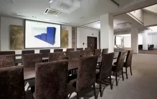 Gdzie w wielkopolskim można zorganizować konferencję dla 100 gości z dostępem do strefy relaksu?