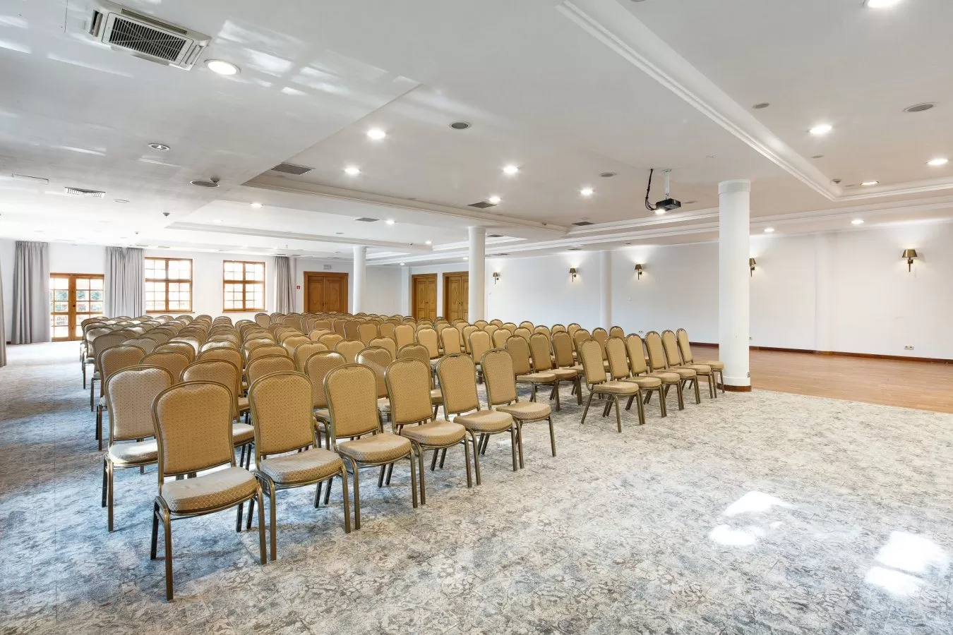 Które sale konferencyjne w pomorskim są idealne na organizację dużych bankietów?