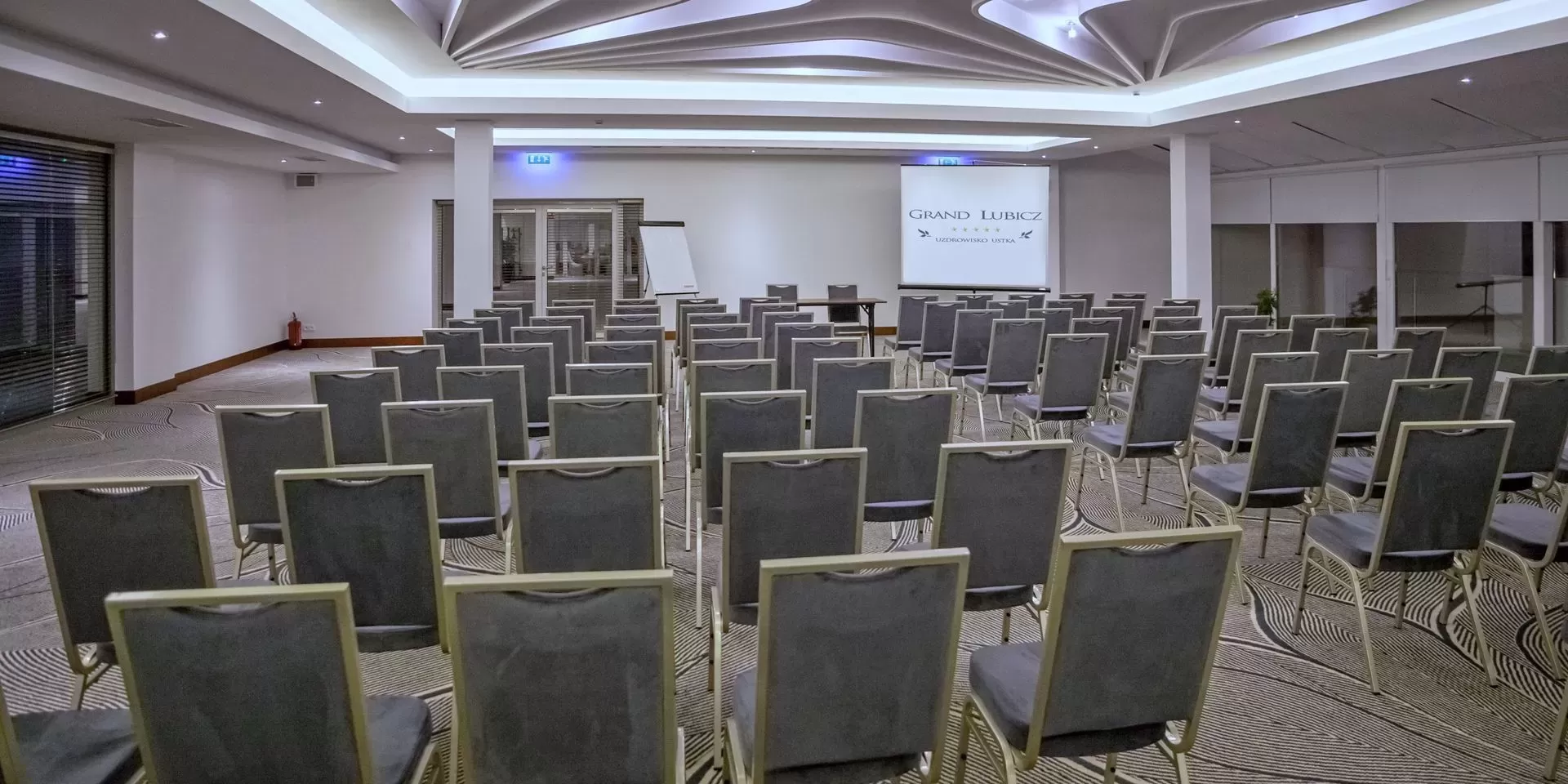 Które obiekty konferencyjne w pomorskim mają możliwość aranżacji sali na duże spotkanie integracyjne?