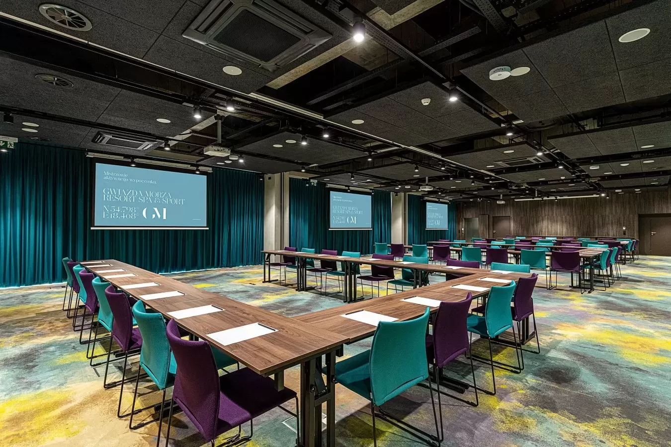 Które obiekty konferencyjne w pomorskim posiadają apartamenty dla uczestników konferencji?