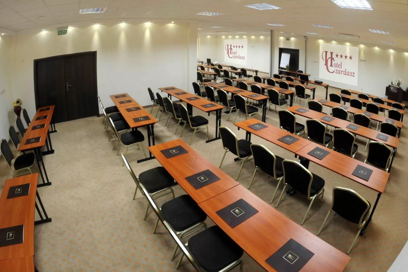 Jak wyposażone są sale konferencyjne w hotelu Czardasz?