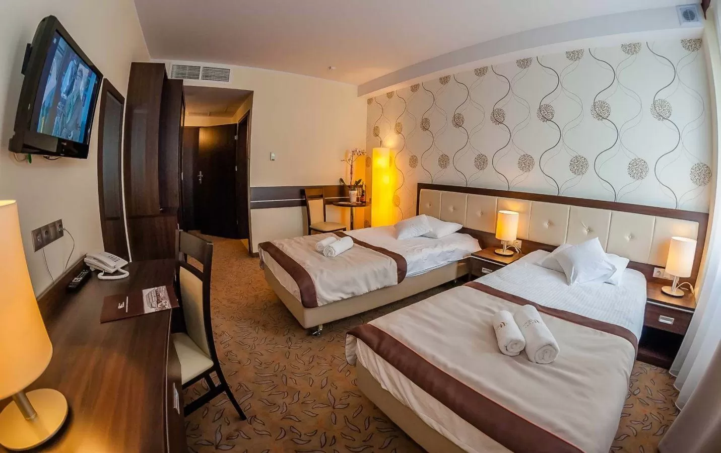 Jakie udogodnienia znajdują się w pokojach hotelowych?