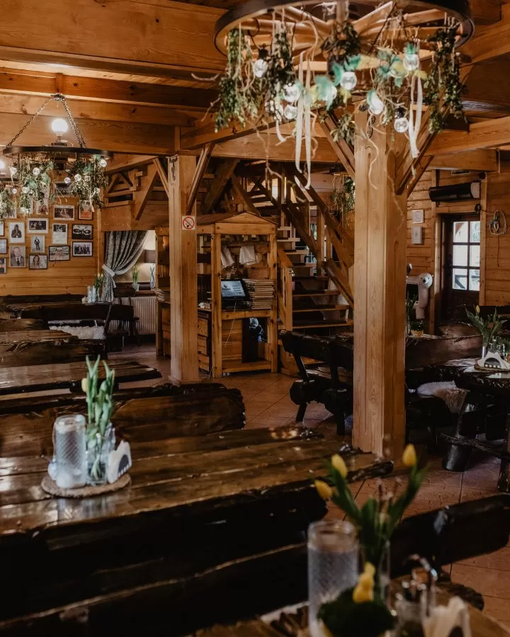 W jakich godzinach czynne są restauracje/bary hotelowe?