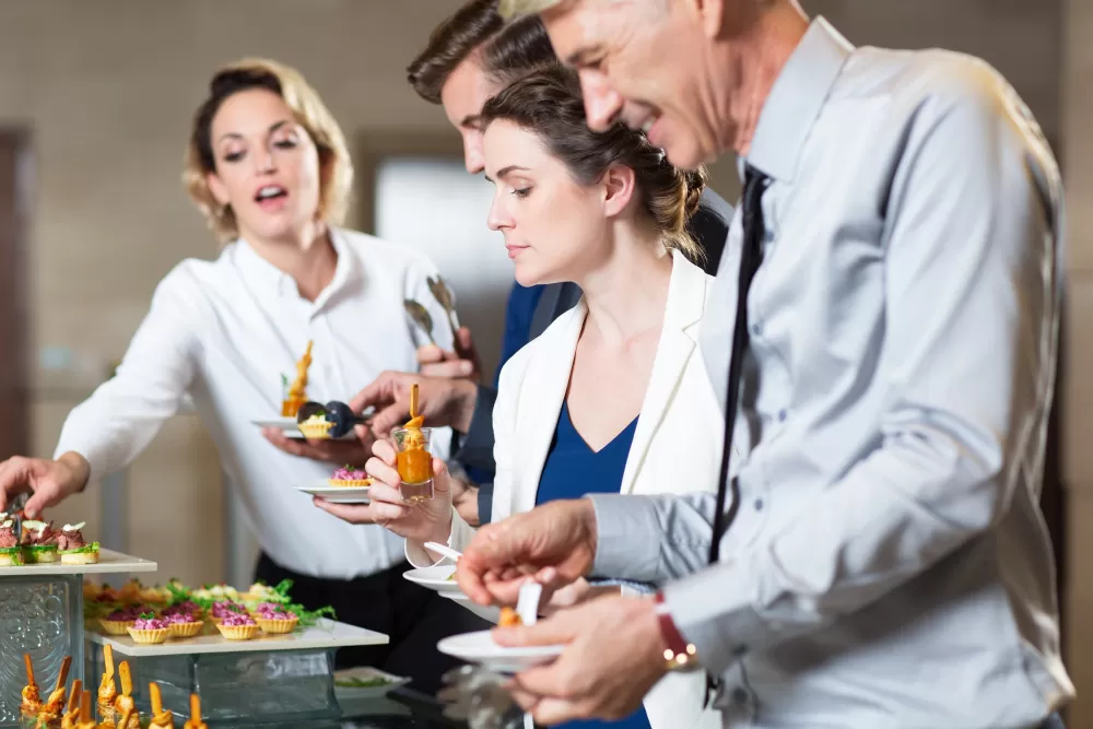 Jakie miejsca w aglomeracji katowickiej oferują możliwość zorganizowania eleganckiego lunchu biznesowego w kameralnym otoczeniu?