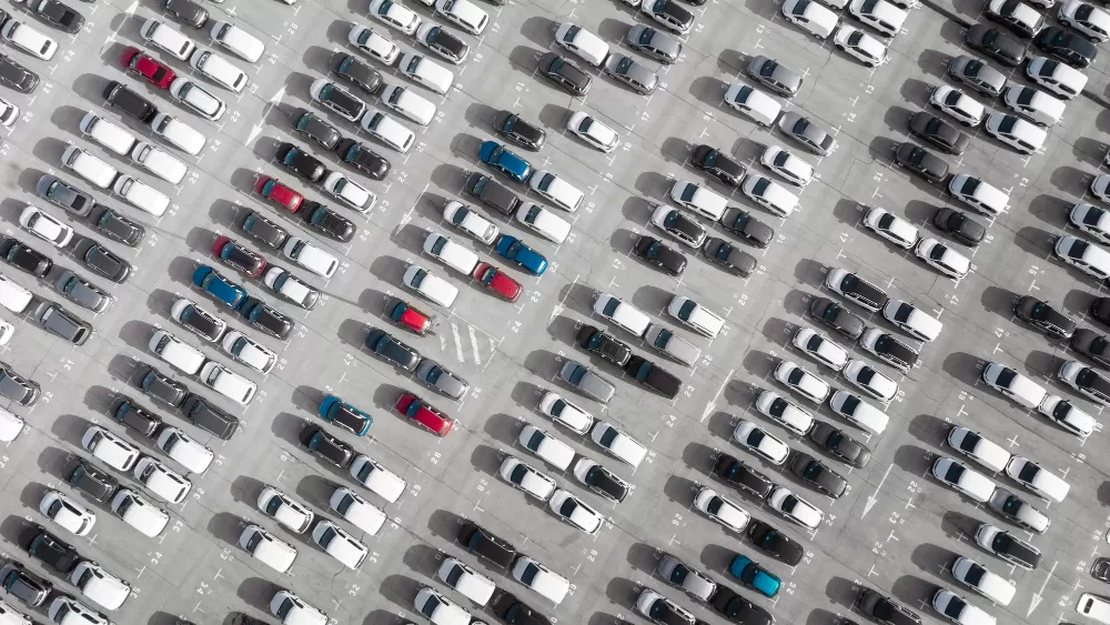 Które miejsca konferencyjne w Katowicach oraz w ich okolicach oferują spore parkingi?