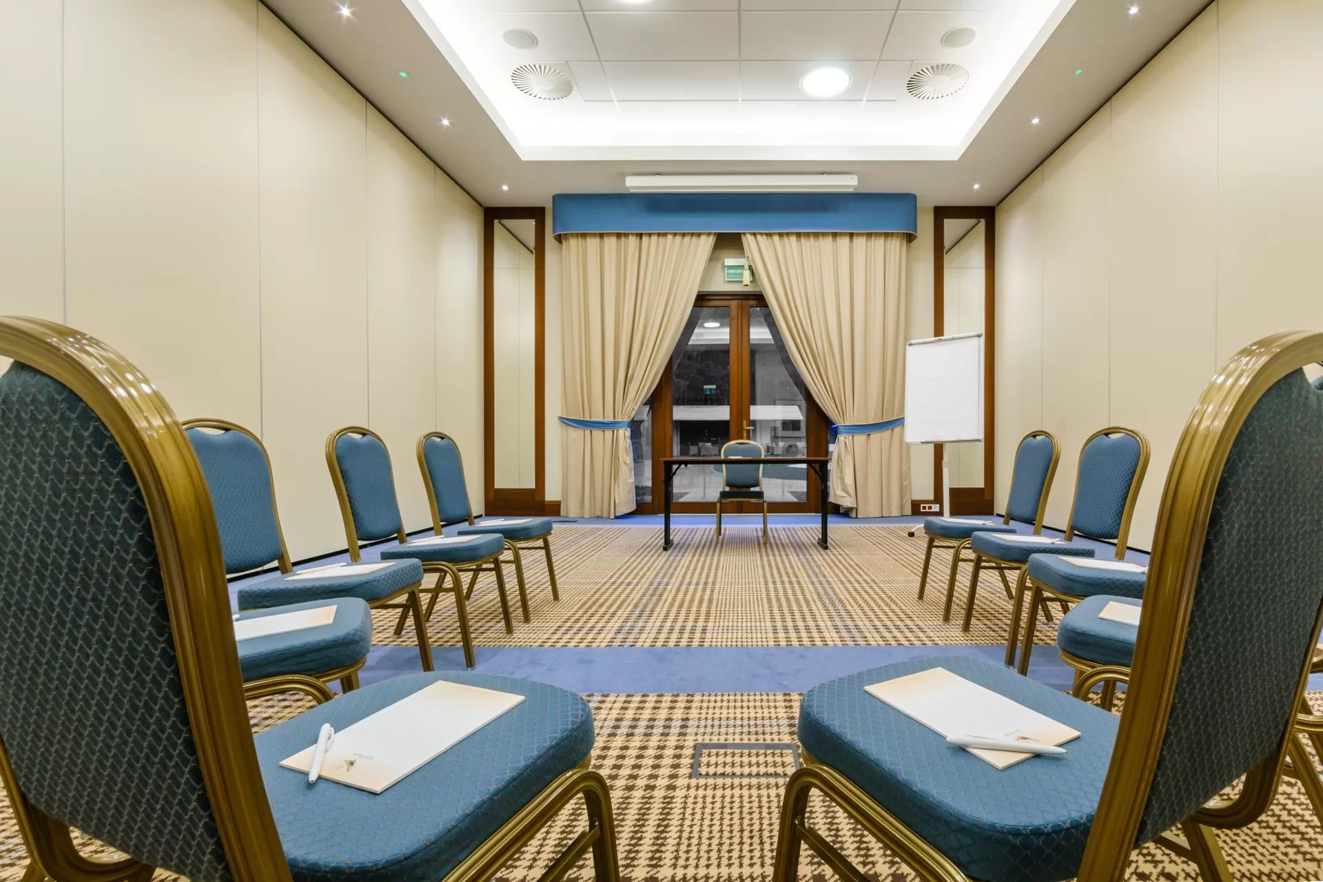 Jak wyposażone są sale konferencyjne w Hotelu Las Woda?
