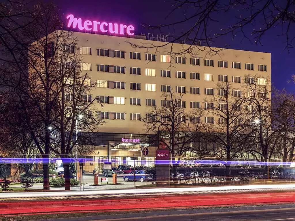 Czy Mercure Toruń Centrum posiada własny parking?