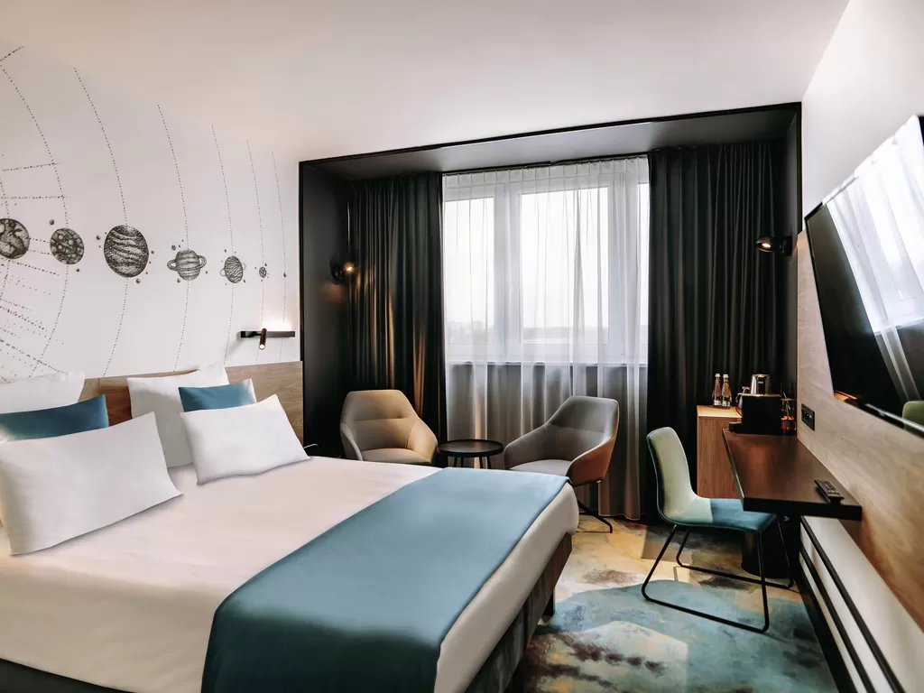 Co znajduje się na wyposażeniu pokoi w Mercure Toruń Centrum - czy jest sejf, balkon itd.?